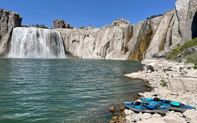 Shoshone Falls and kayaks Shoshone Falls and kayaks